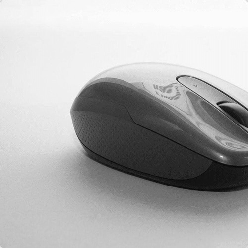 Poids et possibilité de lester votre souris : comment l'ajustement du poids de la souris peut-il influencer votre contrôle et confort pendant le jeu ?