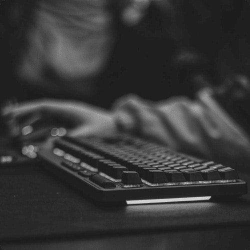En quoi le temps de réponse d'un clavier est-il crucial pour les jeux compétitifs ?